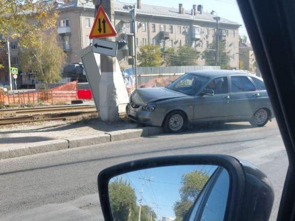 В Волгограде женщина за рулем легковушки врезалась в столб — видео