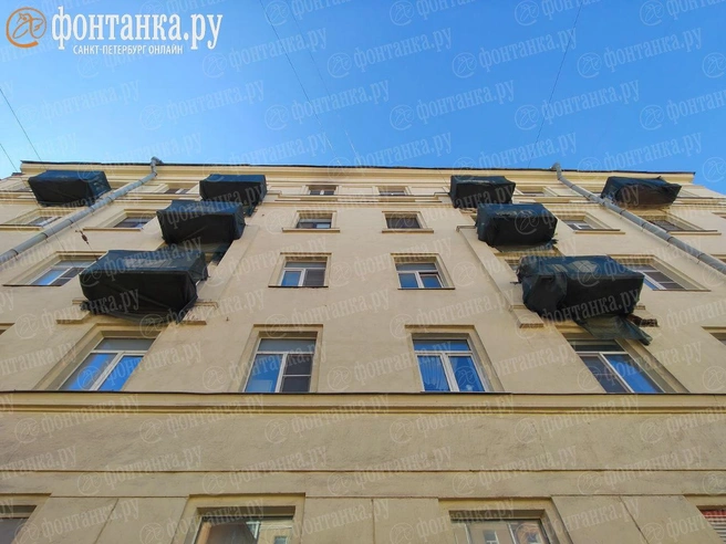 Трещина на доме у будущего Смоленского моста поползла дальше. Ремонтировать аварийные балконы так никто и не пришел | Источник: читатель «Фонтанки»