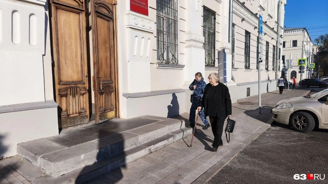 Таисия Метревели находится под домашним арестом и ее привозят на заседания | Источник: Илья Овсянников / 63.RU 