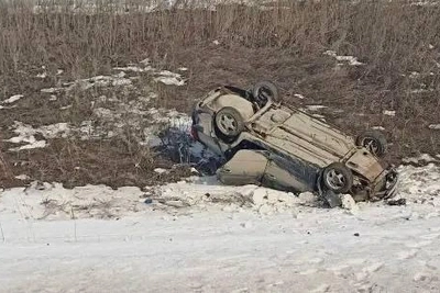 Лада Granta вылетела с магистрали Центральная и перевернулась