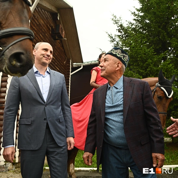 Дениса Паслера и Рустама Минниханова встречали как самых важных гостей | Источник: Максим Воробьев / E1.RU
