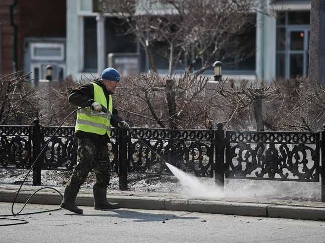 За первые сутки весенней уборки в Новосибирске очистили 98 километров дорожного полотна и пешеходных зон. | Источник: Александр Ощепков / NGS.RU