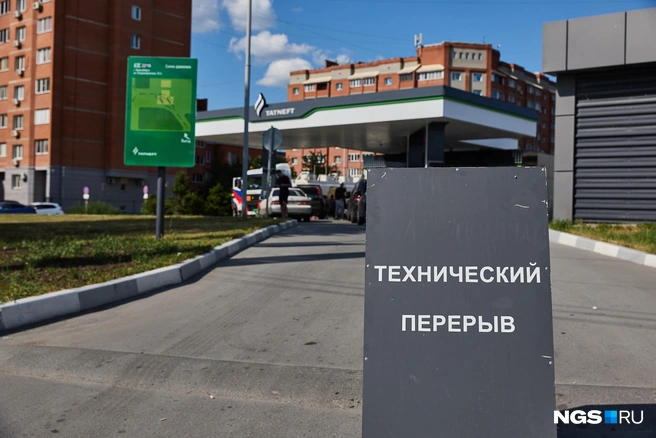 Часто очереди удлиняют подошедшие на заправку бензовозы | Источник: Александр Ощепков / NGS.RU