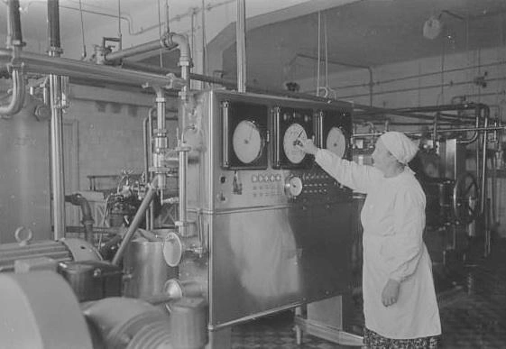 Аппаратчица Денисова А. В. за проверкой давления молока в аппаратах. 1956 год | Источник: фотофонд Самарского областного государственного архива социально-политической истории