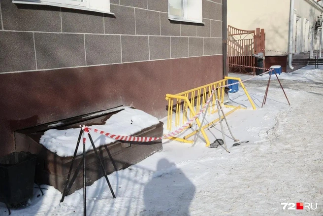 Да и не только во дворах ограждают территорию, но и у домов на центральных улицах | Источник: Ирина Шарова / 72.RU 