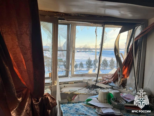 На фотографиях видны последствия взрыва, затронувшего две соседние квартиры. | Источник: пресс-служба ГУ МЧС России по Новосибирской области