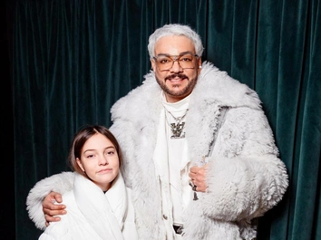 Крутит сальто в столовой и хохочет: дочь Филиппа Киркорова весело проводит время в дубайской школе