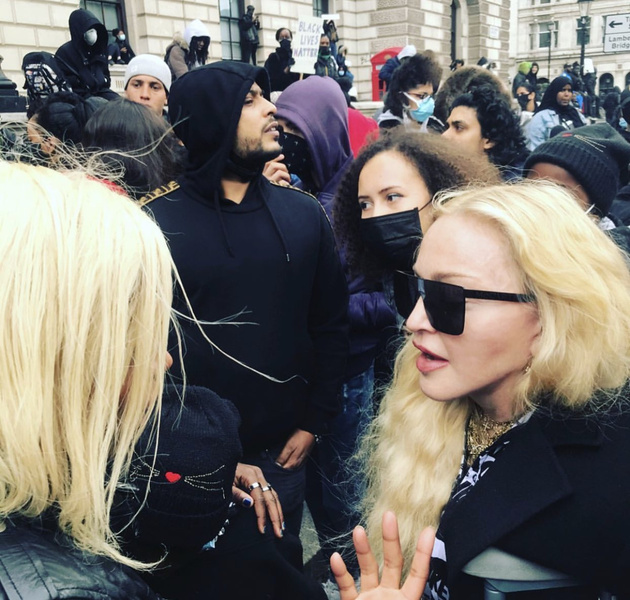 Мадонна поддержала протестующих на костылях