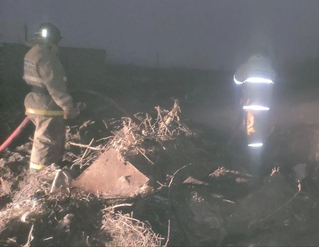 Пламя тушили уже в темноте  | Источник: «Окологород» / vk.com, Центр ГО, ПБ и ЧС