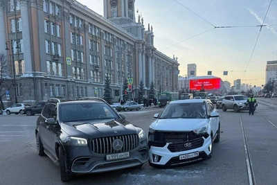 Водитель Mercedes с номером Х999АМ попал в аварию в Екатеринбурге