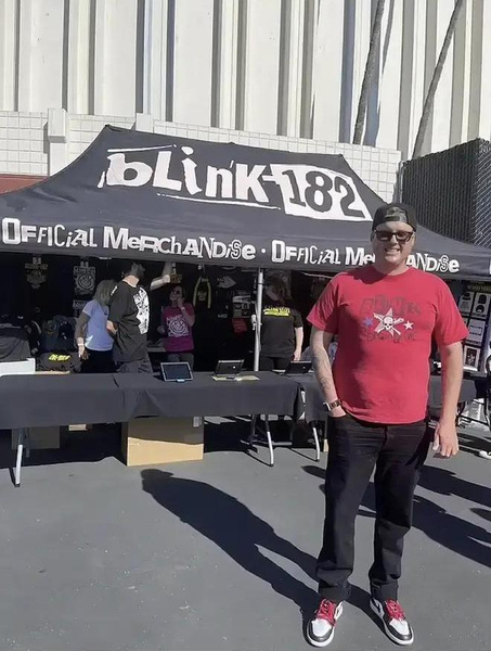 «Ты должен быть дома и плакать»: Карди Би осудила сына пассажира «Титана» за поход на концерт Blink-182