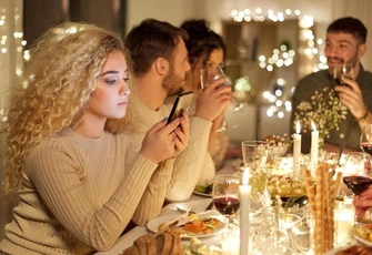 Почему семейные люди чаще других чувствуют себя одинокими: мнение философа