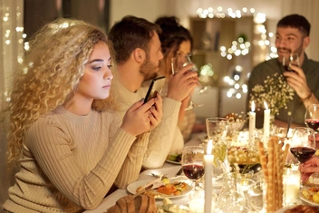 Почему семейные люди чаще других чувствуют себя одинокими: мнение философа