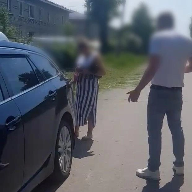 Следователь (женщина в сарафане) и участковый (мужчина в футболке и джинсах) приехали в воскресенье на личных машинах | Источник: Олеся Евсеева