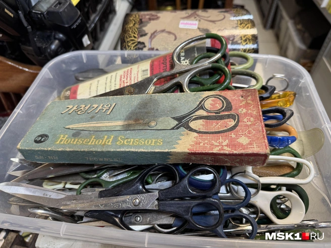 Есть даже ящик с винтажными ножницами | Источник: Анастасия Харитонова / MSK1.RU