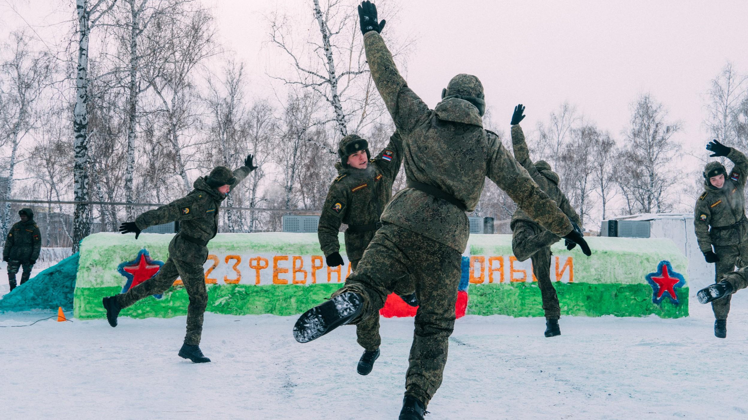 Открытки на 23 Февраля: 10 поводов поздравить своих героев