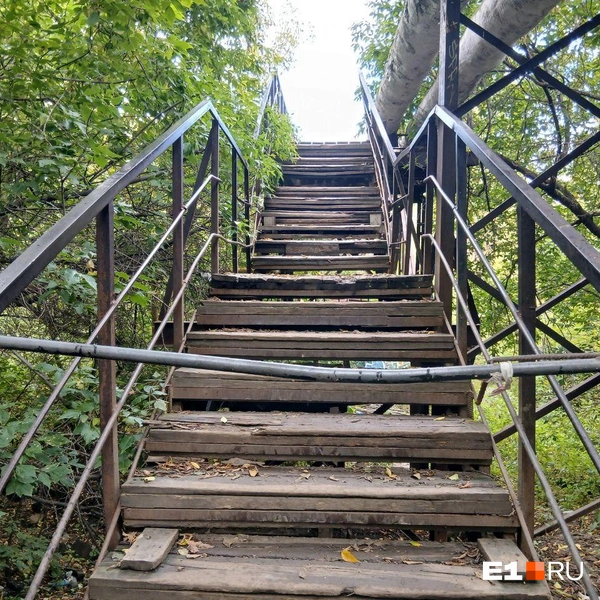 Избиратели надеются, что губернатор поможет починить этот мост (хотя это не его работа) | Источник: Роман Марьяненко / E1.RU