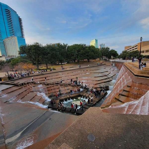 Те же каскады воды и дорожки! | Источник: fortworth.com