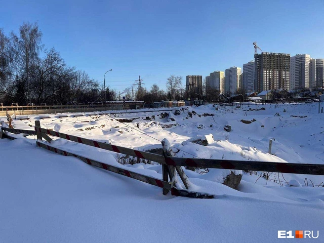 На площадке уже полгода не ведут никаких работ | Источник: читатель E1.RU