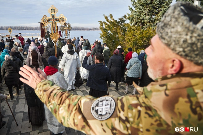 Часовня очень маленькая, она не смогла бы вместить всех пришедших самарцев. Потоки верующих разделяли | Источник: Роман Данилкин / 63.RU