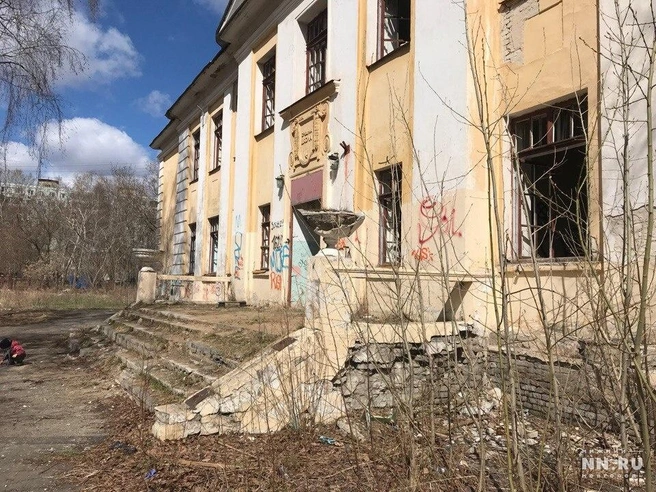 На ул. Шаляпина, 25 не так давно располагался филиал средней школы № 21