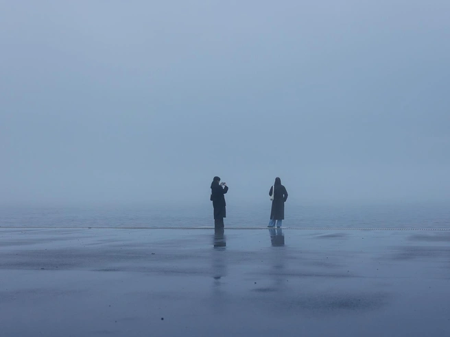 Границы между асфальтом, водой и небом стали неочевидными. | Источник: Алексей Волхонский / V1.RU