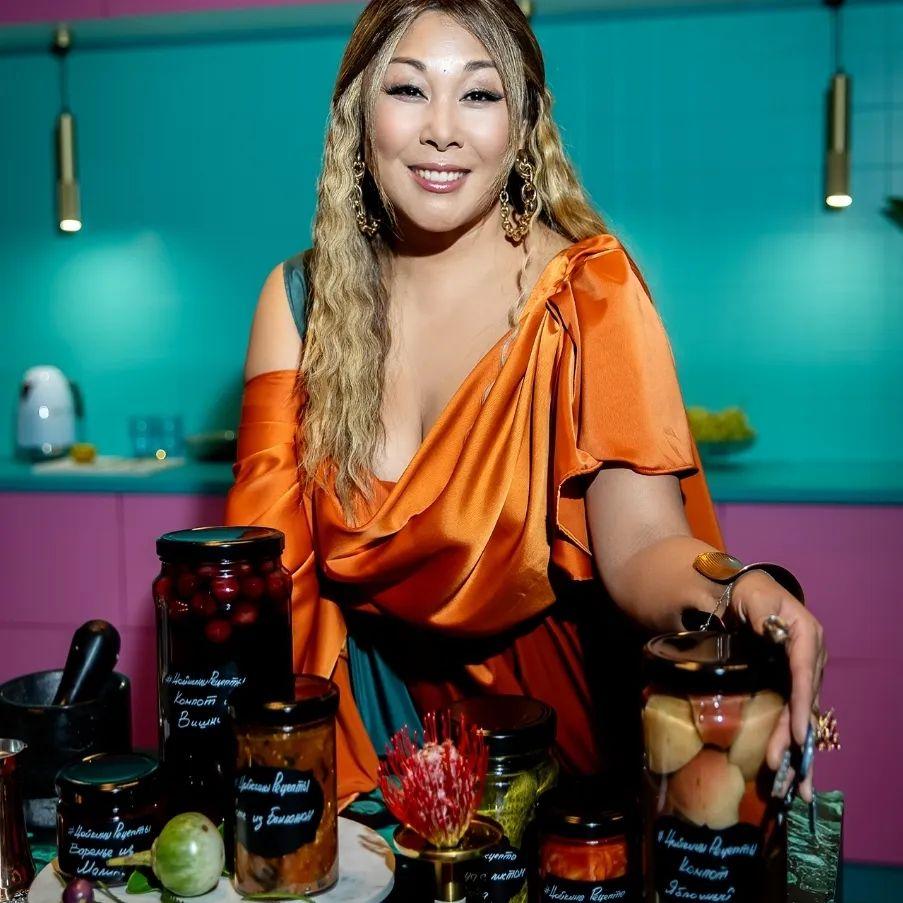 Летняя кухня: домашние заготовки по рецептам Аниты Цой | Источник: Соцсети Аниты Цой