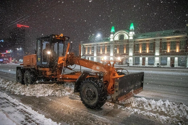На областных дорогах работают 543 машины, в Новосибирске — 250 | Источник: Александр Ощепков