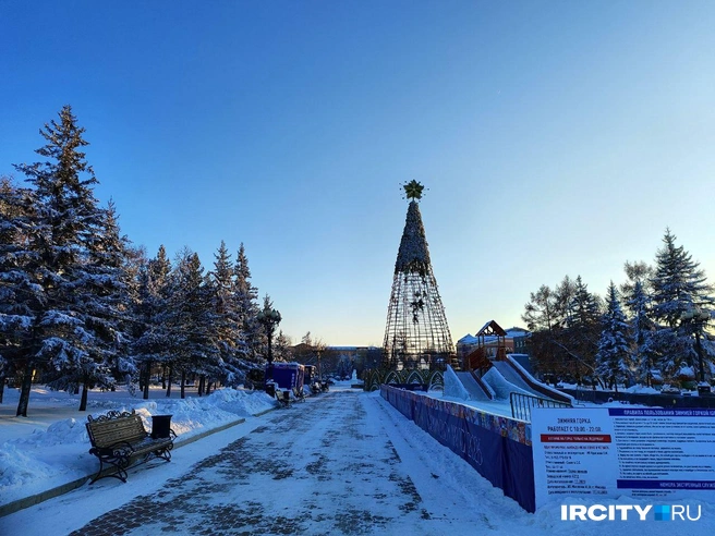 Главную городскую ёлку вовсю уже разбирают | Источник: Алина Ринчино / IRCITY.RU 