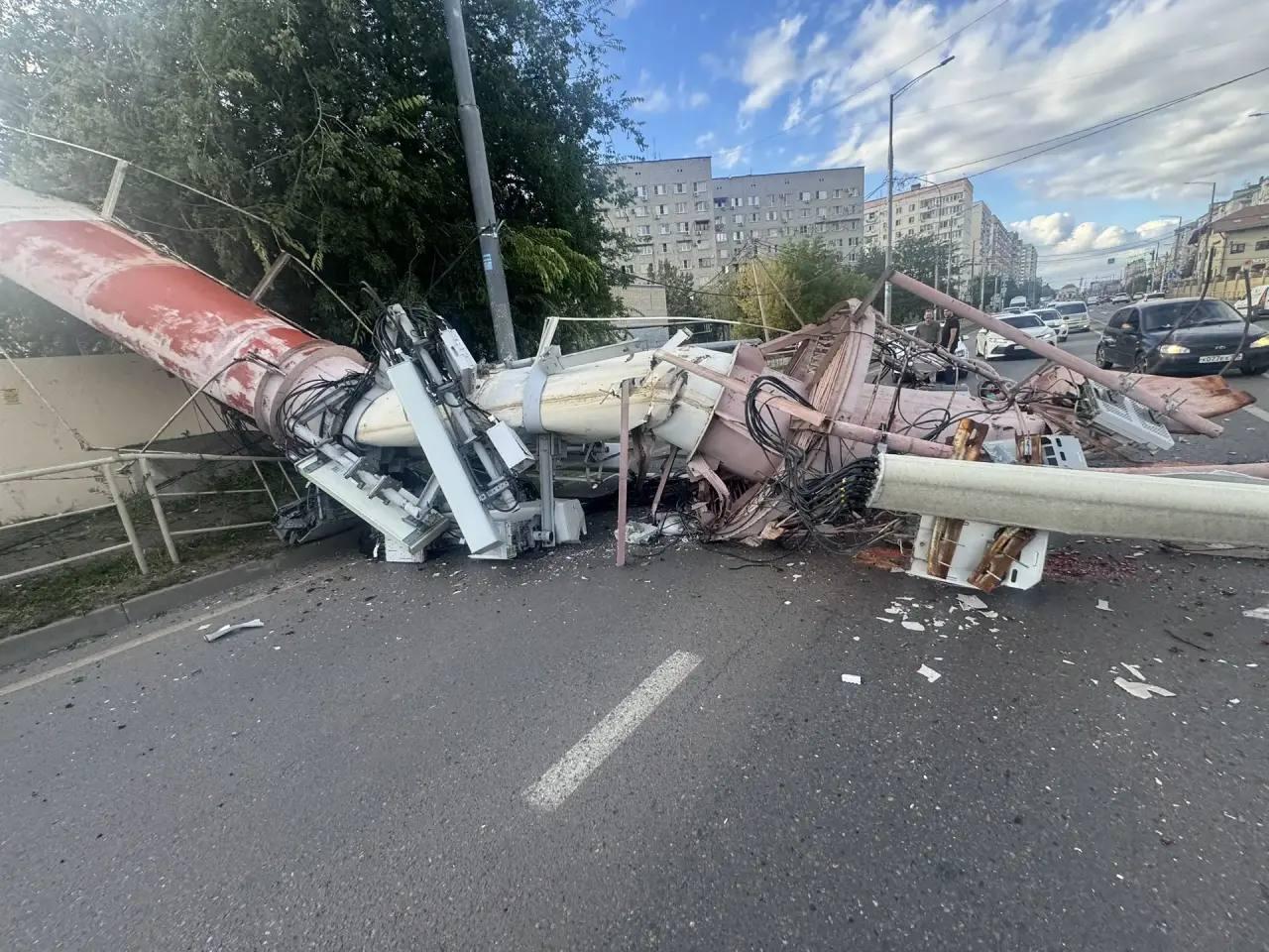 Труба котельной рухнула на дорогу на улице Восточно-Кругликовской. Там закрыли движение