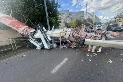 В Краснодаре на дорогу рухнула труба котельной