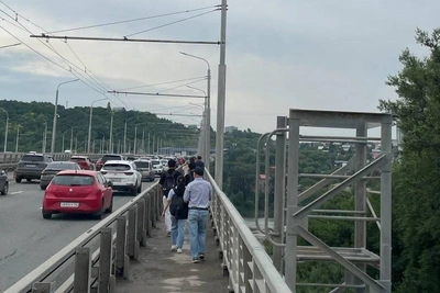 Пассажиры автобусов в Уфе массово пошли пешком из-за пробки на Затонском мосту