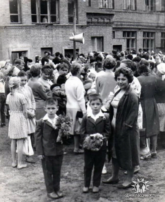 А это школа № 7 в 1967 году. Какие модные парни! | Источник: oldsaratov.ru
