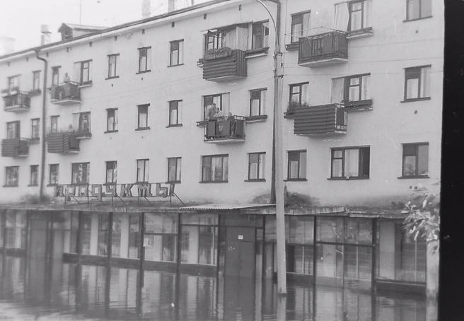 Дом на Набережной, 72 во время наводнения в 1991 году | Источник: Борис Косяков / «Чита — фото из прошлого» / «ВКонтакте»