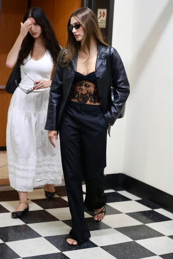 Прячет руку с кольцом: Хейли Бибер вышла на публику, провоцируя новые слухи | marieclaire.ru