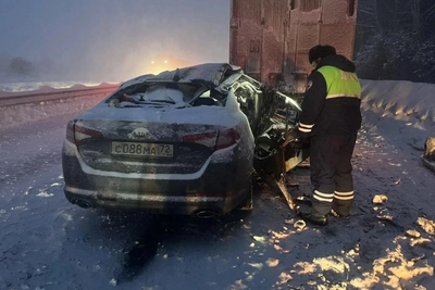 Двое погибли в аварии KIA с грузовиком на тюменской трассе