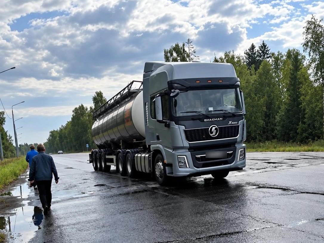 Тротуаров нет. Жителям Ярославской области приходится ходить по трассе, где ездят фуры