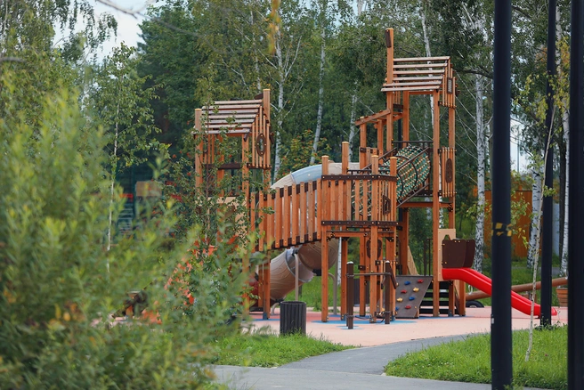 Для детей помладше построили игровой городок с лесенками, горками и зацепами. А любопытным малышам будет интересно лепить куличики в песочнице | Источник: Вадим Шамсияров