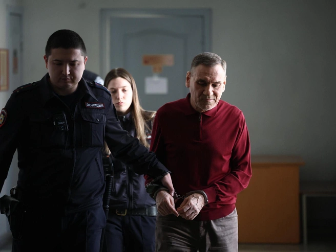 Малика Гайсина вывели из зала суда в наручниках. | Источник: Владислав Лоншаков // Е1.RU