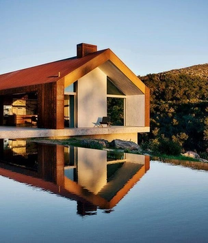 Дом среди холмов в Калифорнии: интерьеры из дуба и стальной фасад