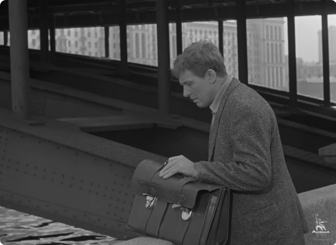 Кадр из фильма и вид на Большой Устьинский мост с Раушской набережной | Источник: Киноконцерн «Мосфильм» / YouTube