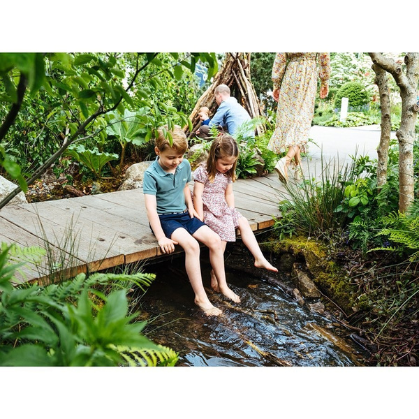 Кейт Миддлтон и принц Уильям устроили фотосессию с детьми в саду