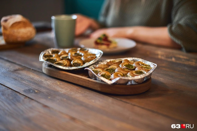 Эскарго можно упаковать в такие вот тарелочки, затем в вакуумную упаковку и хранить в холодильнике | Источник: Роман Данилкин / 63.RU