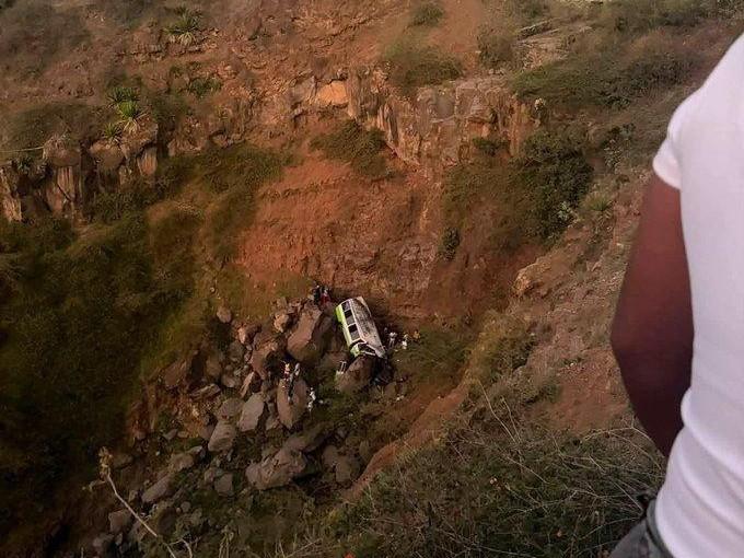 Автобус со школьниками и студентами упал в обрыв в Кабо-Верде — 25 пассажиров разбились