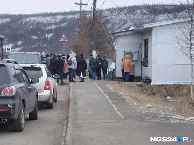 Народ занимает очередь в магазин с утра | Источник: читатель NGS24.RU
