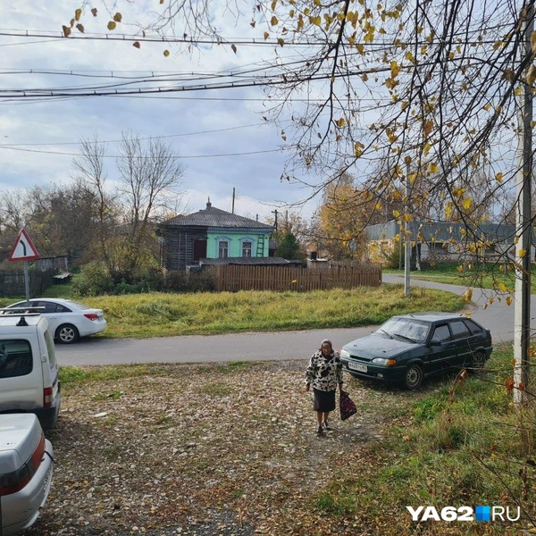 Но около него стоят автомобили, а внутрь входят люди | Источник: Светлана Коновалова / YA62.RU