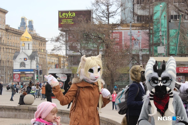 Собрание фурри в Первомайском сквере | Источник: Стас Соколов / NGS.RU
