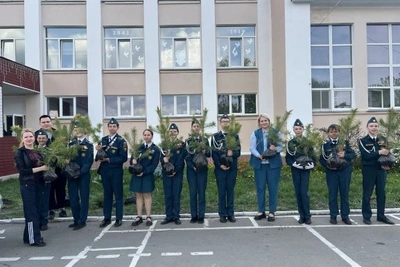 Сосновские госавтоинспекторы и школьники высадили «Аллею Памяти»
