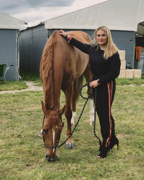 Фото №1 - Всегда на коне: как любовь к лошадям сделала из дочери Романа Абрамовича жокея экстра-класса