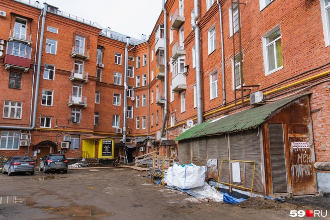 Дом 71, фасад которого выходит на Комсомольскую площадь, со двора выглядит сильно проще | Источник: Тимофей Калмаков